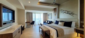 Cancun Airport to Royalton Chic Cancun, An Autograph Collection All-inclusive Resort - Adults Only Transfer