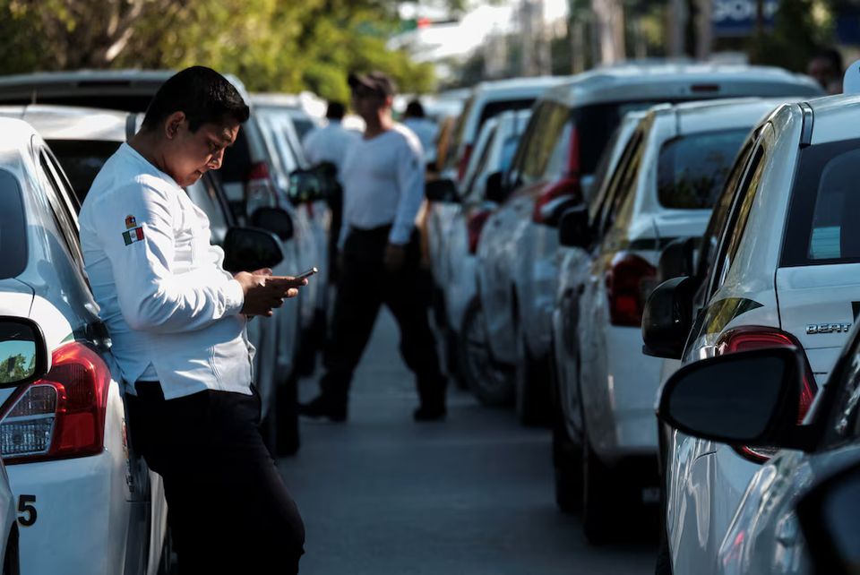 Taxis en espera para poder abordar a un usuario