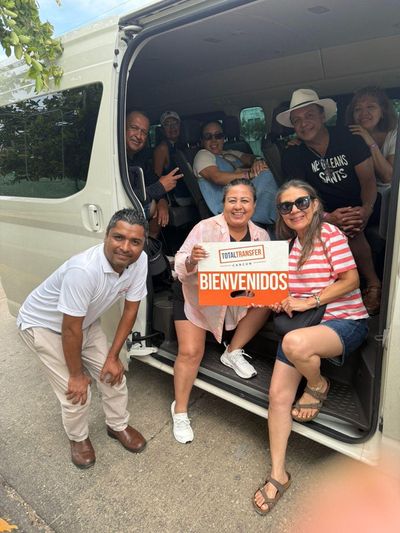 Couple on vacation with Social Car Cancun transfer